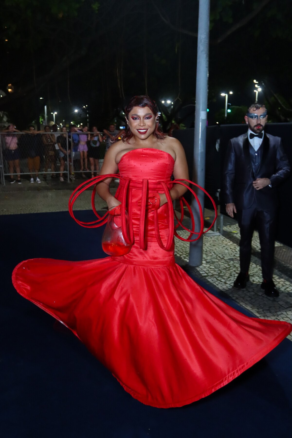 Foto Baile Da Vogue 2024 Blogueirinha Em Um Look Todo Vermelho Na