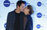Adriana Esteves beija o marido, Vladimir Brichta, em show de Vanessa da Mata