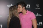 Luan Santana faz show com novo visual e ganha beijo da namorada, Jade Magalhães