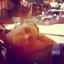 Enquanto esperava para gravar na tarde desta quarta-feira (15), Giovanna Antonelli publicou uma foto dentro do carro