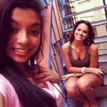 Karina Ferrari postou uma foto com Bruna Marquezine durante uma gravação no morro do Alemão e escreveu: 'Essa irmã linda que eu ganhei (risos) Amei trabalhar contigo TE AMO. Louquinha do meu coração'
