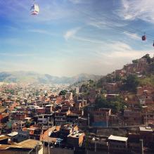 Karina Ferrai tirou uma foto do alto morro do Alemão com uma dedicatória a comunidade: 'Eu só tenho que agradecer a todos do Complexo. Muito obrigado pelo carinho, todos os moradores que nos deram força nas horas das cenas. Vocês que fizeram nossos personagens crescerem. Obrigado por tudo. Fiquem com Deus, que Deus abençoe todos vocês e suas comunidades'