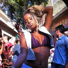 Nanda Costa publicou uma foto de Roberta Rodrigues no último dia de gravação no morro do Alemão, nesta quarta-feira (15): 'Maria Vanúbia não é bagunça!!! Salve @rorodrigues! Sou fã!'