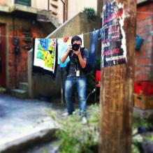 Nanda Costa tirou uma foto do fotógrafo oficial de 'Salve Jorge' e publicou: 'Nosso querido Inácio registrando o FIM da nossa história!'
