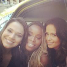 Roberta Rodrigues publicou uma foto ao lado das colegas de núcleo Bruna Marquezine e Nanda Costa, no último dia de gravação no Complexo do Alemão