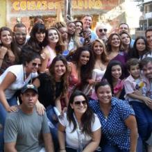 Lucy Ramos postou uma foto com o elenco e equipe de produção no núcleo do morro do Alemão