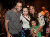 Camila Pitanga leva o namorado e a filha para assistir peça infantil: 'Choramos'