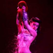 A musa inspiradora de Lívia (Claudia Raia) em 'Salve Jorge', Dita Von Teese, dança dentro da taça em seu show