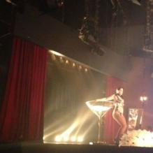A cena do striptease de Lívia em 'Salve Jorge' foi gravada em um cenário de cabaré, fazendo referência ao espetáculo musical 'Cabaret' estrelado por Claudia Raia no teatro