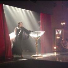 Com seu número que imita o show de Dita Von Teese, Lívia (Claudia Raia) tira a roupa e dança dentro de uma taça, em cena de 'Salve Jorge'