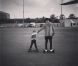 Justin Bieber também mostrou um momento de descontração com o menino, enquanto andavam de skate