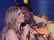Fernanda Lima ganha selinho ao cumprimentar vocalista de banda no 'SuperStar'