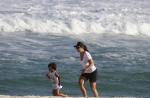 Ivete Sangalo se diverte com o filho, Marcelo, em tarde de sol na praia da Barra