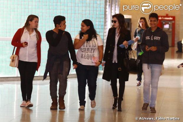 Fãs de Sophia Abrahão acompanham a atriz até o embarque no aeroporto Santos Dumont, no Rio, em 10 de julho de 2013