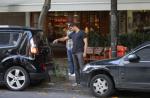 Cauã Reymond ajuda motorista a estacionar seu carro no Rio