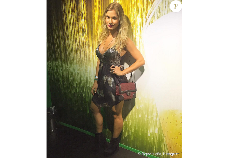Andressa Suita curtiu o show da banda Queen, no Rock in Rio, de vestido e bota