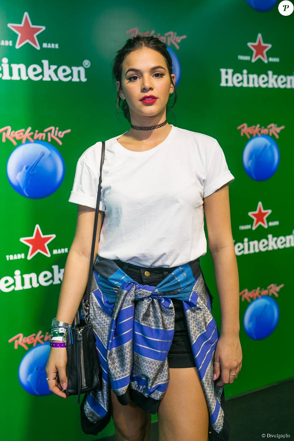 Bruna Marquezine apostou no look básico para o Rock in Rio: shortinho preto e camiseta branca