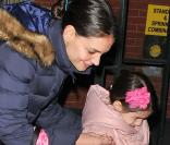 Katie Holmes e Suri Cruise saem da casa de um amigo em Nova York, em 11 de dezembro de 2012