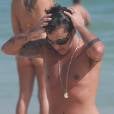 Thammy Miranda mostrou o peito sem camisa na Barra da Tijuca, no Rio de Janeiro