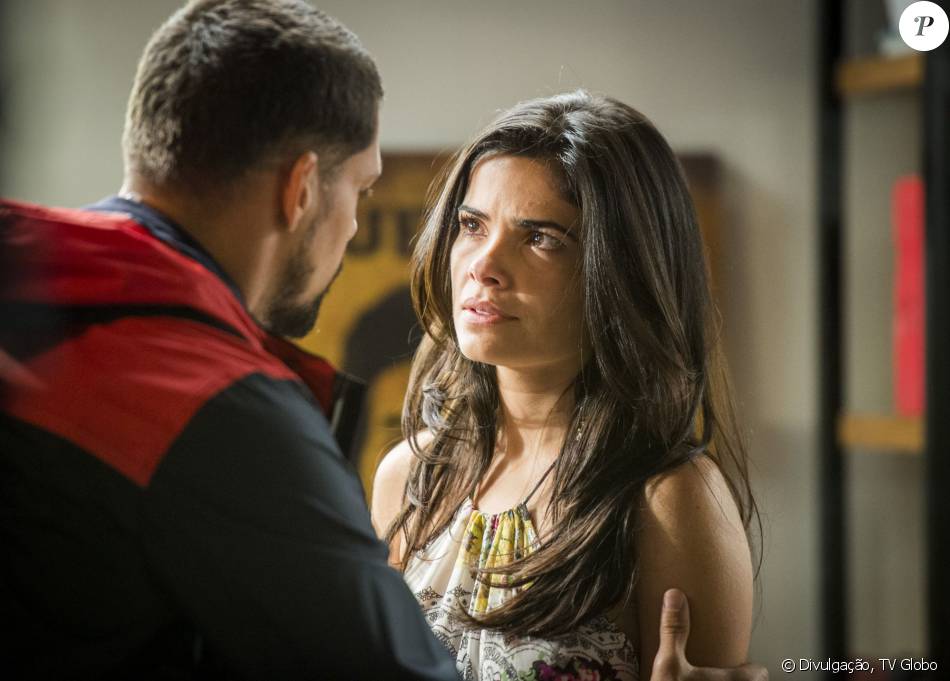 Juliano (Alexandre Nero) pede que Tóia (Vanessa Giácomo) reate o namoro e passe o Natal com ele, na novela 'A Regra do Jogo', em 25 de dezembro de 2015