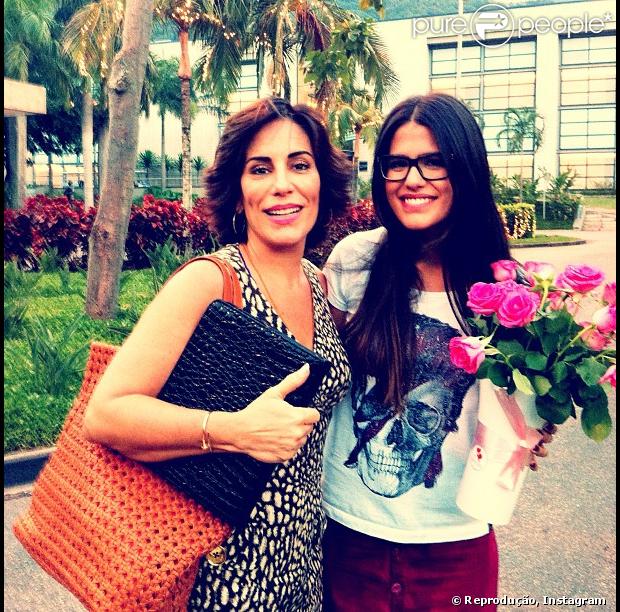 Antonia Morais recebe flores da mãe, Glória Pires, depois de estrear nas gravações de 'Guerra dos sexos', em foto publicada neste sábado, 15 de dezembro de 2012