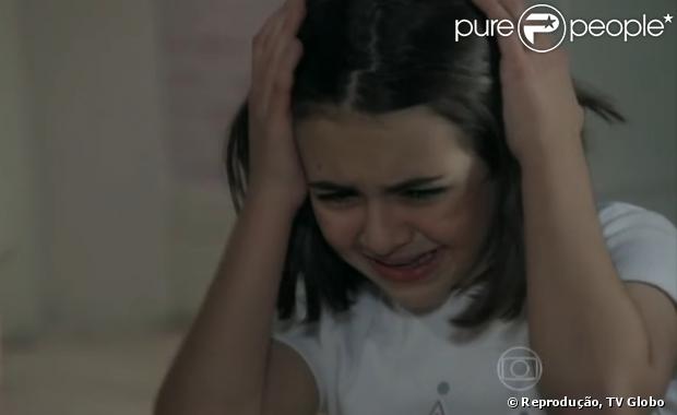Paulinha (Klara Castanho) ouve Bruno (Malvino Salvador) dizendo a Paloma (Paolla Oliveira) que achou a filha numa caçamba de lixo, em 'Amor à Vida', em 13 de setembro de 2013