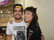 Maria Casadevall e Caio Castro posam abraçados e sorridentes em evento em SP