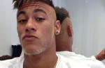 Neymar estreia novo visual: barba, bigode e cabelos parcialmente loiros