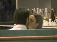 Isis Valverde e o namorado, André Resende, trocam beijos em restaurante. Fotos!