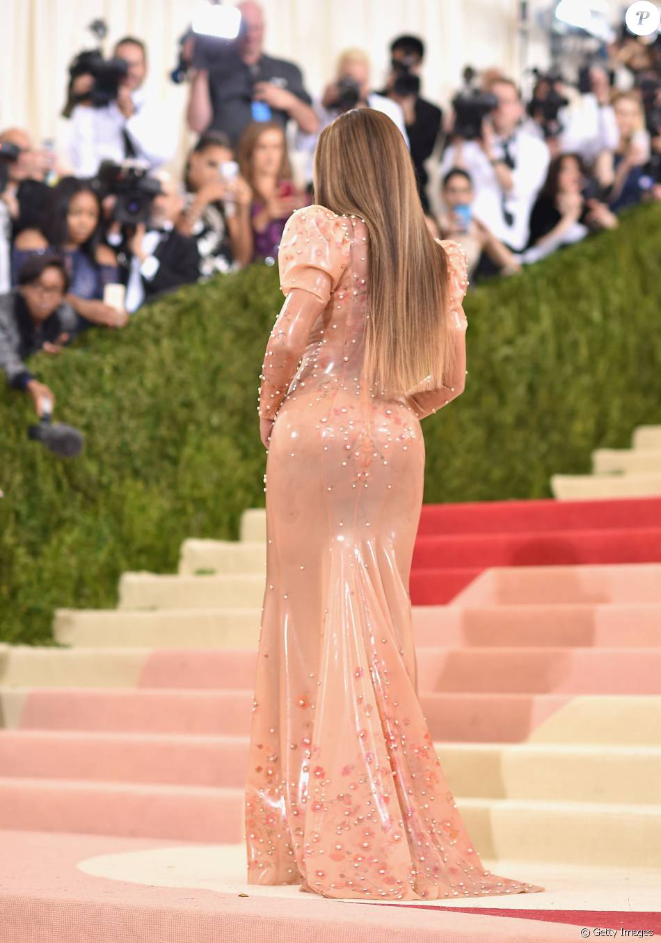 Beyoncé ousou em um vestido de látex da grife Givenchy e look foi comparada a um preservativo