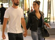 Juliana Paes passeia de mãos dadas com o marido e posa com fãs em shopping do RJ
