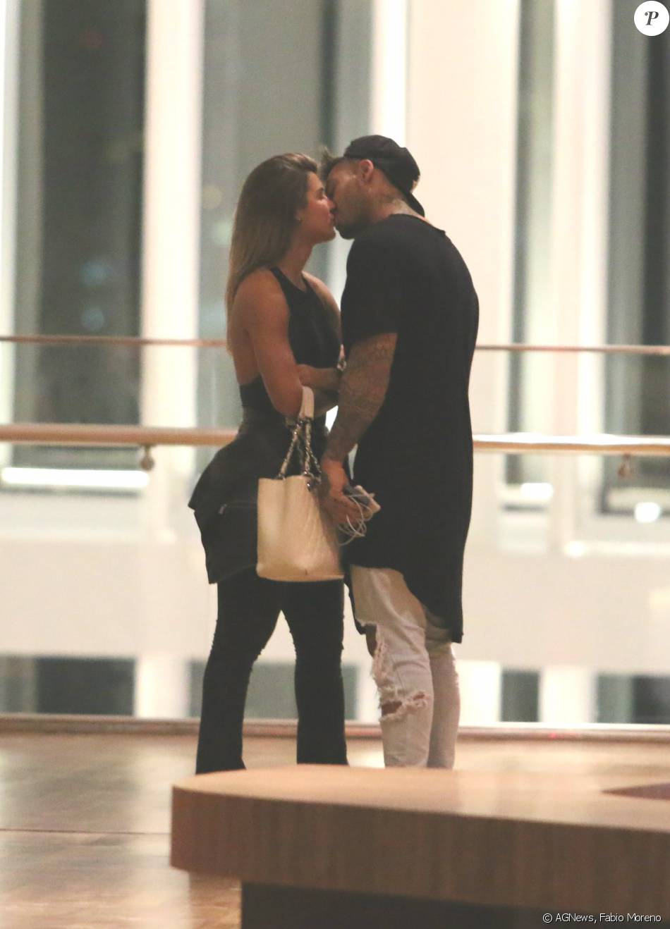 Lucas Lucco é visto aos beijos com modelo fitness em shopping no Rio, nesta segunda-feira, 30 de maio de 2016