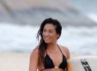 Daniele Suzuki troca de roupa e ajeita biquíni após surfar em praia. Veja fotos!