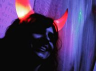 Monica Iozzi posa de chifrinho e comemora nova série, 'Vá De Retro': '1ª semana'