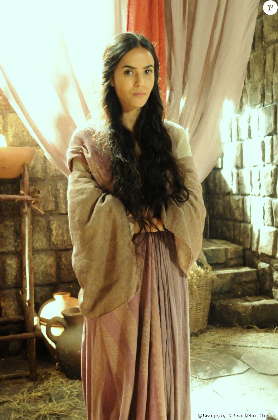 Inês (Brendha Haddad) é a mulher de Eleazar (Bernardo Velasco) e mãe de Finéias (Rafael Queiroz), na novela 'A Terra Prometida'