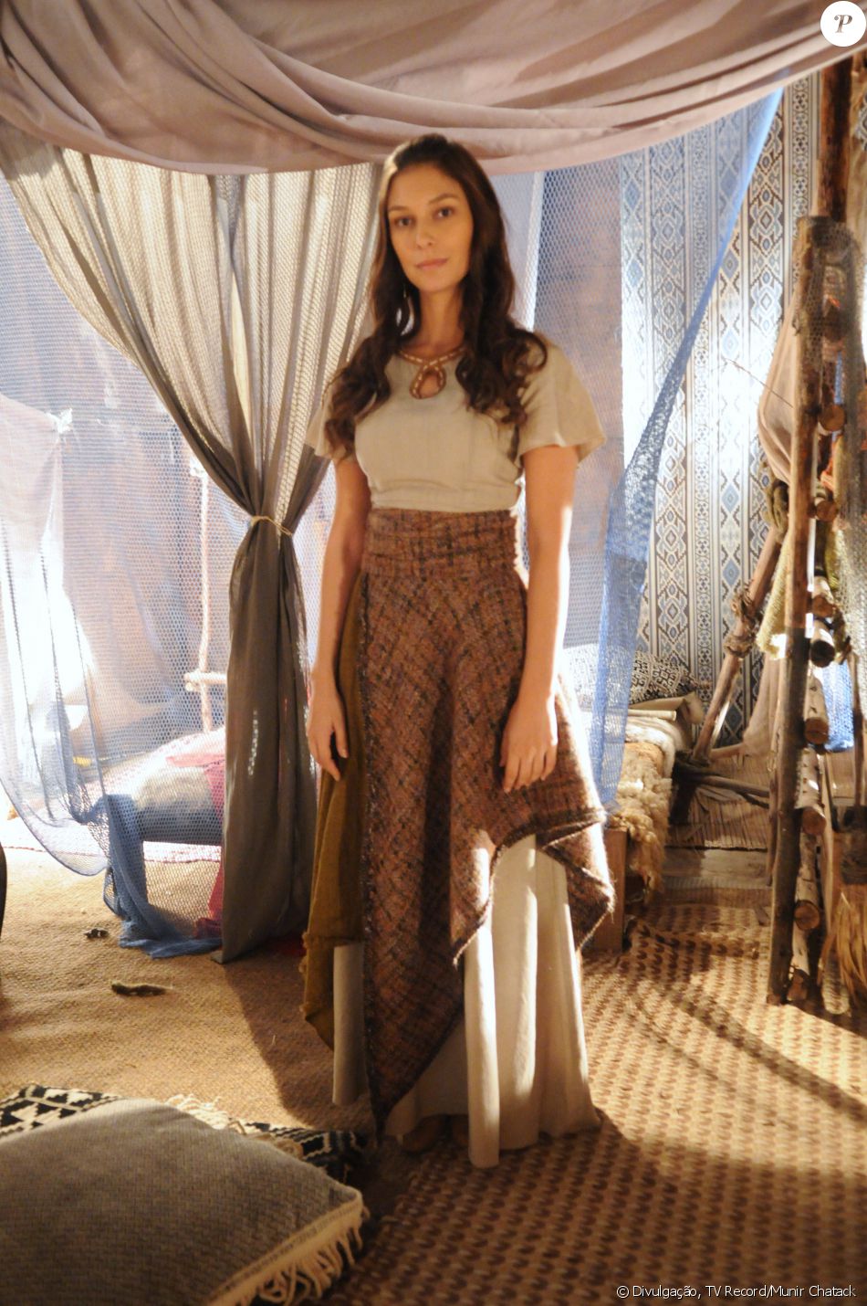 Ioná (Day Mesquita) é a confidente de Aruna (Thais Melchior) e acaba se separando do marido, Elói (Claudio Gabriel), por casa da mãe, Mara (Cristiana Oliveira), na novela 'A Terra Prometida'