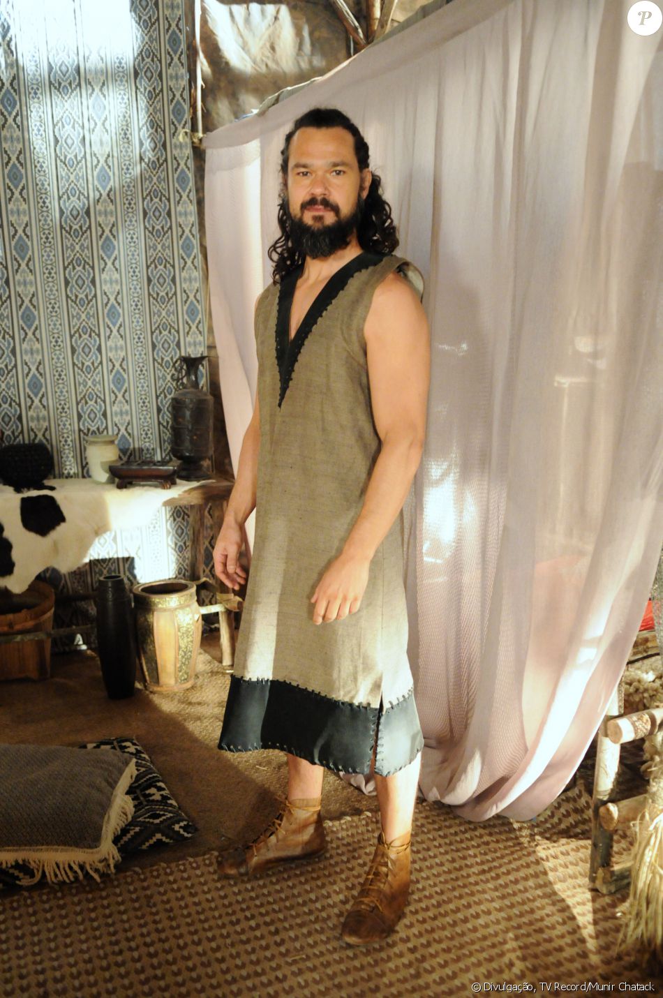 Melquias (Gabriel Gracindo) é agressivo e tem inveja de Salmon (Rafael Sardão) e Raabe (Miriam Freeland), na novela 'A Terra Prometida'