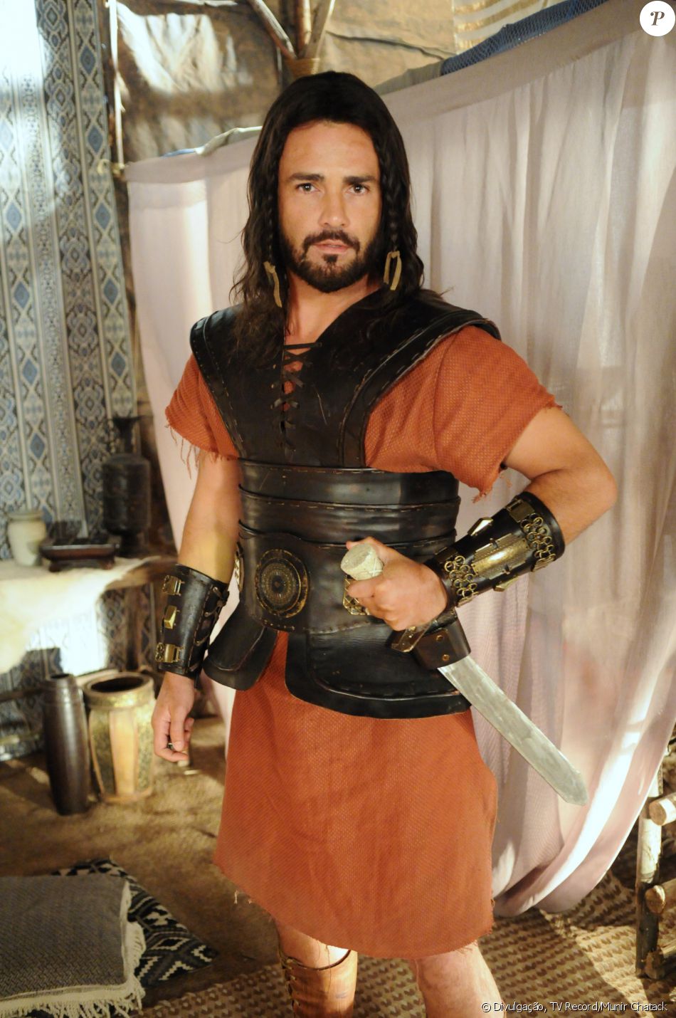 Gibar (Rodrigo Phavanello) é filho de Acã (Kadu Moliterno) e compete pelo amor de Acsa (Marisol Ribeiro) com Otniel (Leonardo Miggiorin), na novela 'A Terra Prometida'