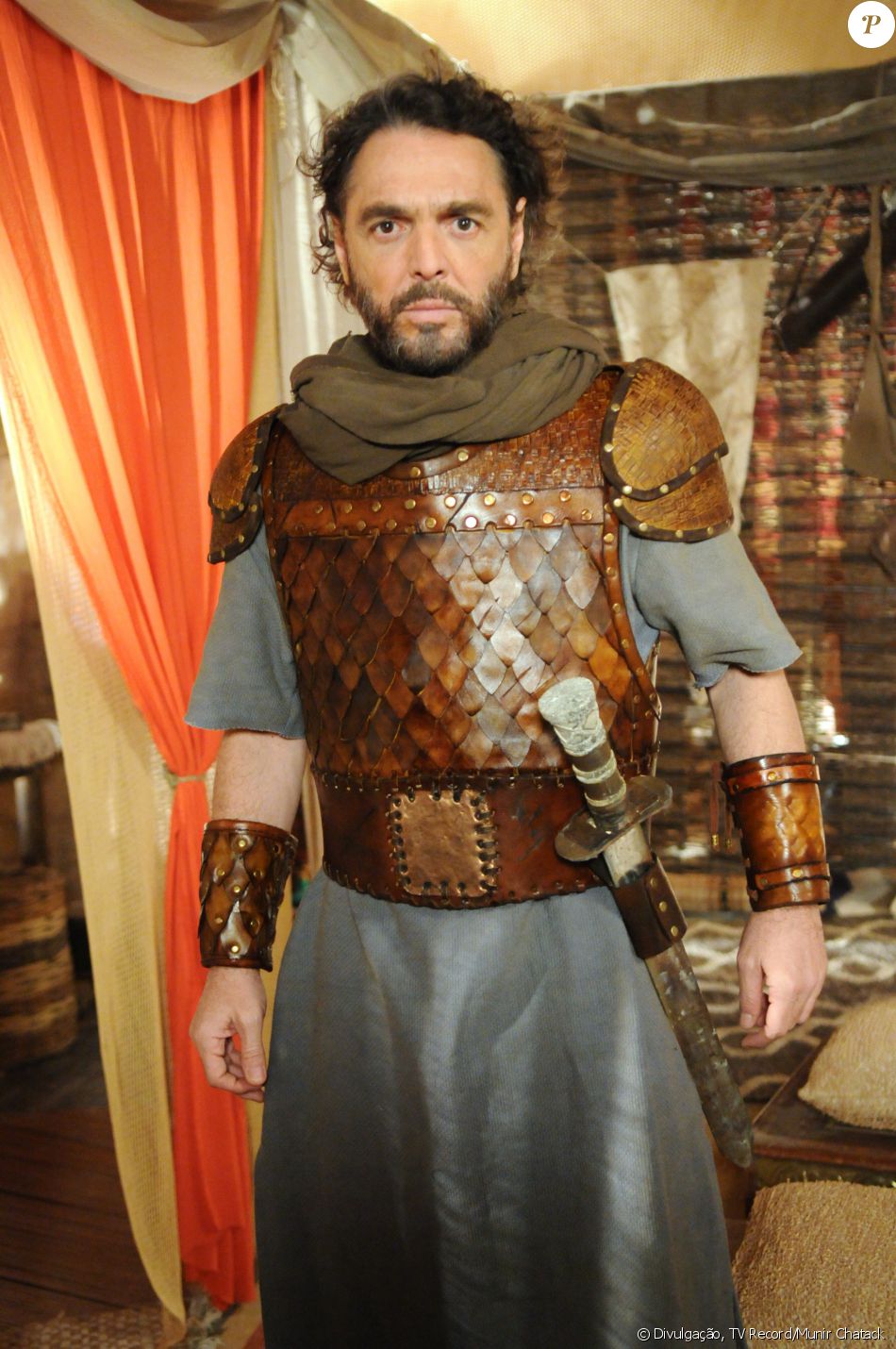 Elidade (Guilherme Leme Garcia) é o líder da tribo Benjamin. Se revolta ao saber da relação da filha, Livana (Letícia Medina), com Maquir (Alexandre Slaviero), na novela 'A Terra Prometida'