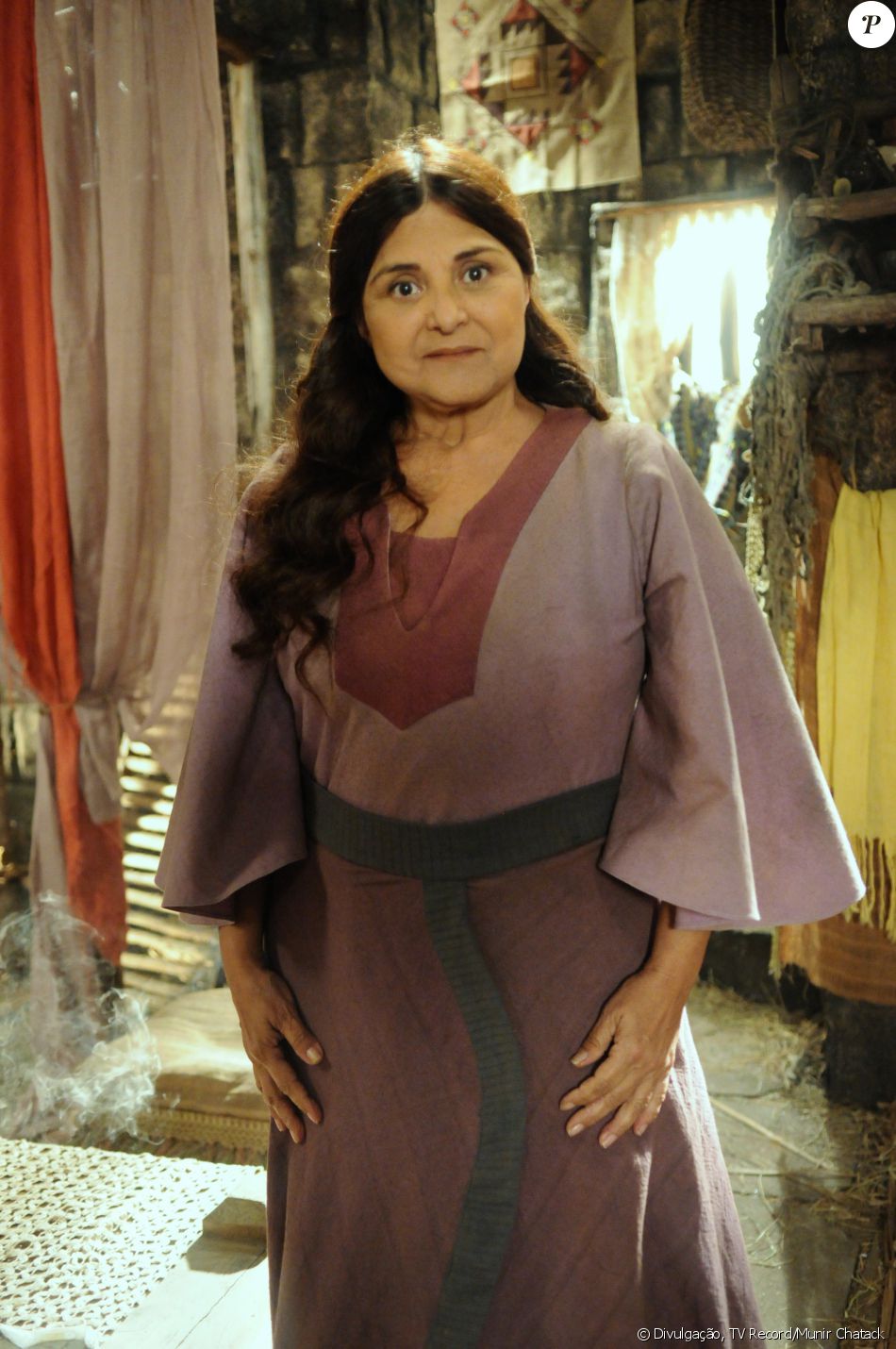Milah (Elizangela) é a mãe de Raabe (Miriam Freeland), por quem vai aprender a se valorizar, na novela 'A Terra Prometida'