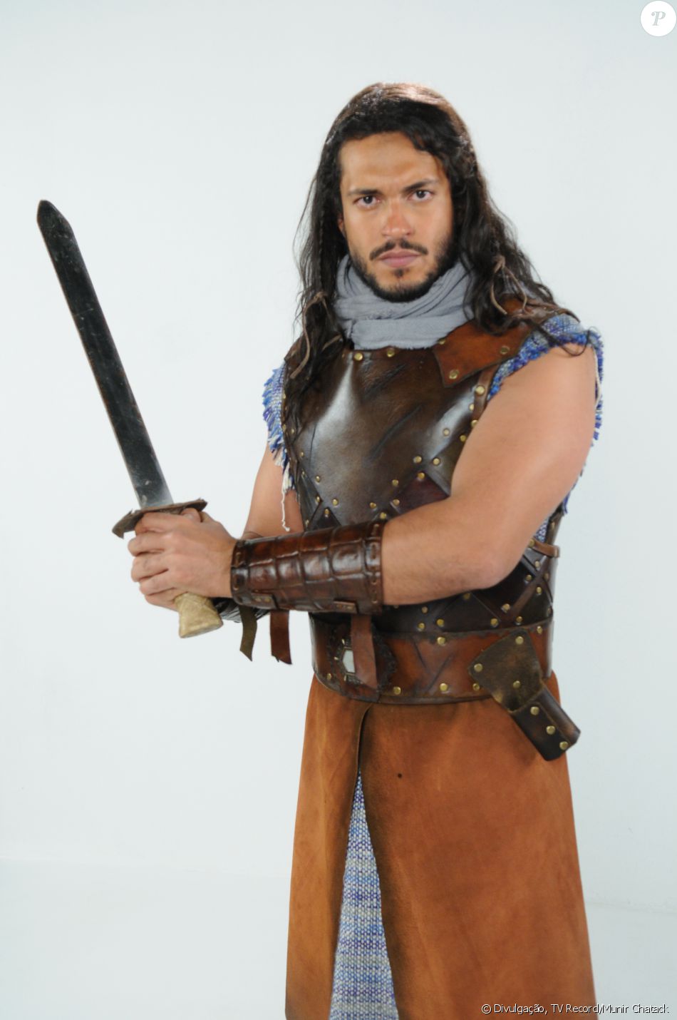 Tobias (Raphael Viana) é um guerreiro ágil e forte que se alia em vilanias com a irmã Samara (Paloma Bernardi), na novela 'A Terra Prometida'