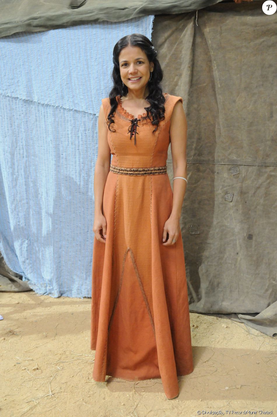 Noemi (Nívea Stelman) é mulher de Calebe (Milhem Cortaz) e mãe de Iru (Guilherme Boury) e Acsa (Marisol Ribeiro), na novela 'A Terra Prometida'