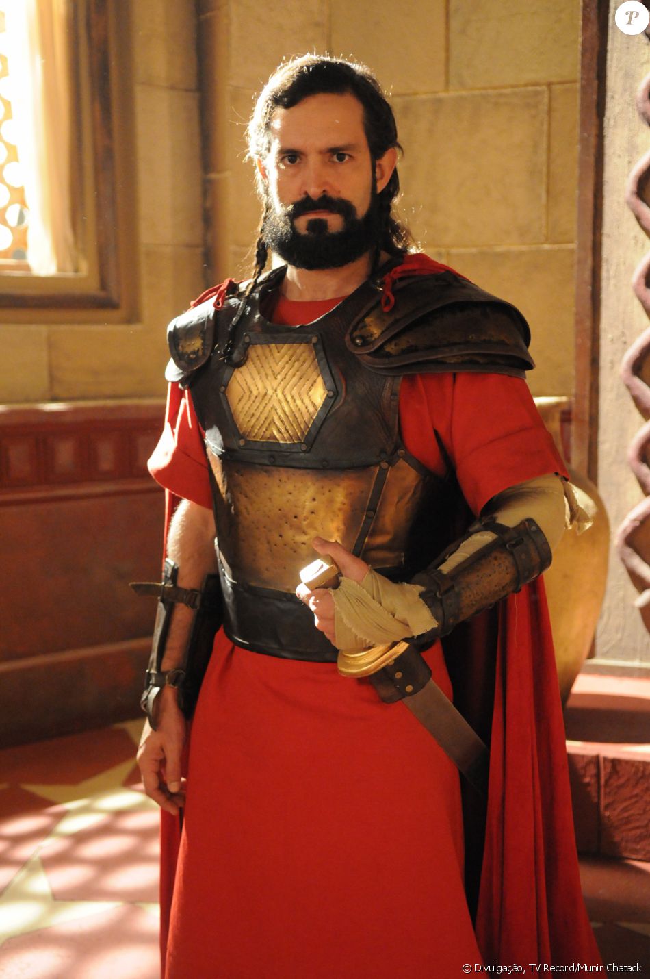 Yussuf (Iran Malfitano) é o comandante fiel ao rei Durgal (Roberto Frota), mas que se alia a Kamir (Roberto Bomtempo), na novela 'A Terra Prometida'
