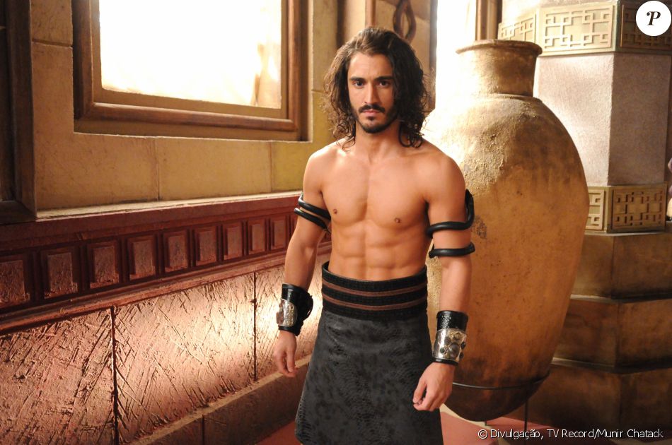 Tupak (Diego Amaral) é o eunuco serviçal da rainha Kalesi (Juliana Silveira), na novela 'A Terra Prometida'