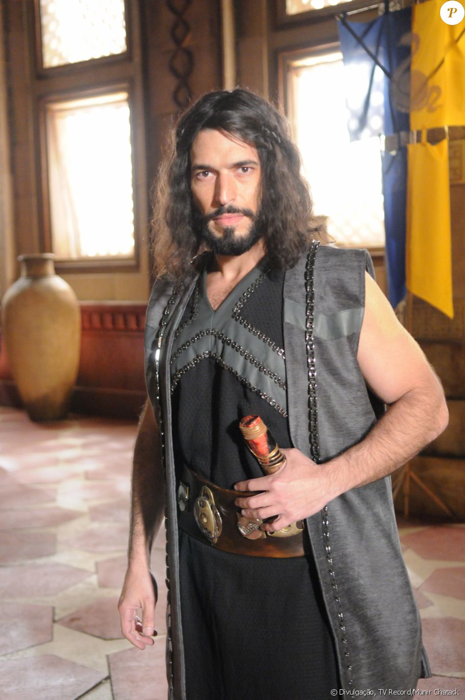 Sandor (Pedro Henrique Moutinho) é filho de Tibar (Leonardo Franco) e apaixonado por Raabe (Miriam Freeland), na novela 'A Terra Prometida'