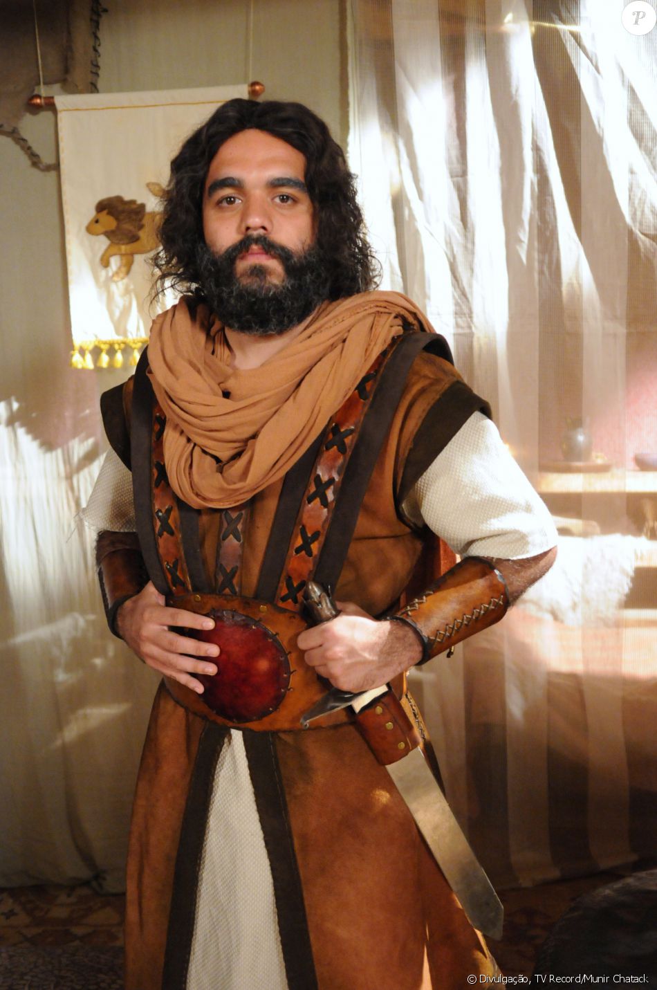 Elizafã (Armando Amaral) é o líder da tribo Zebulom, na novela 'A Terra Prometida'