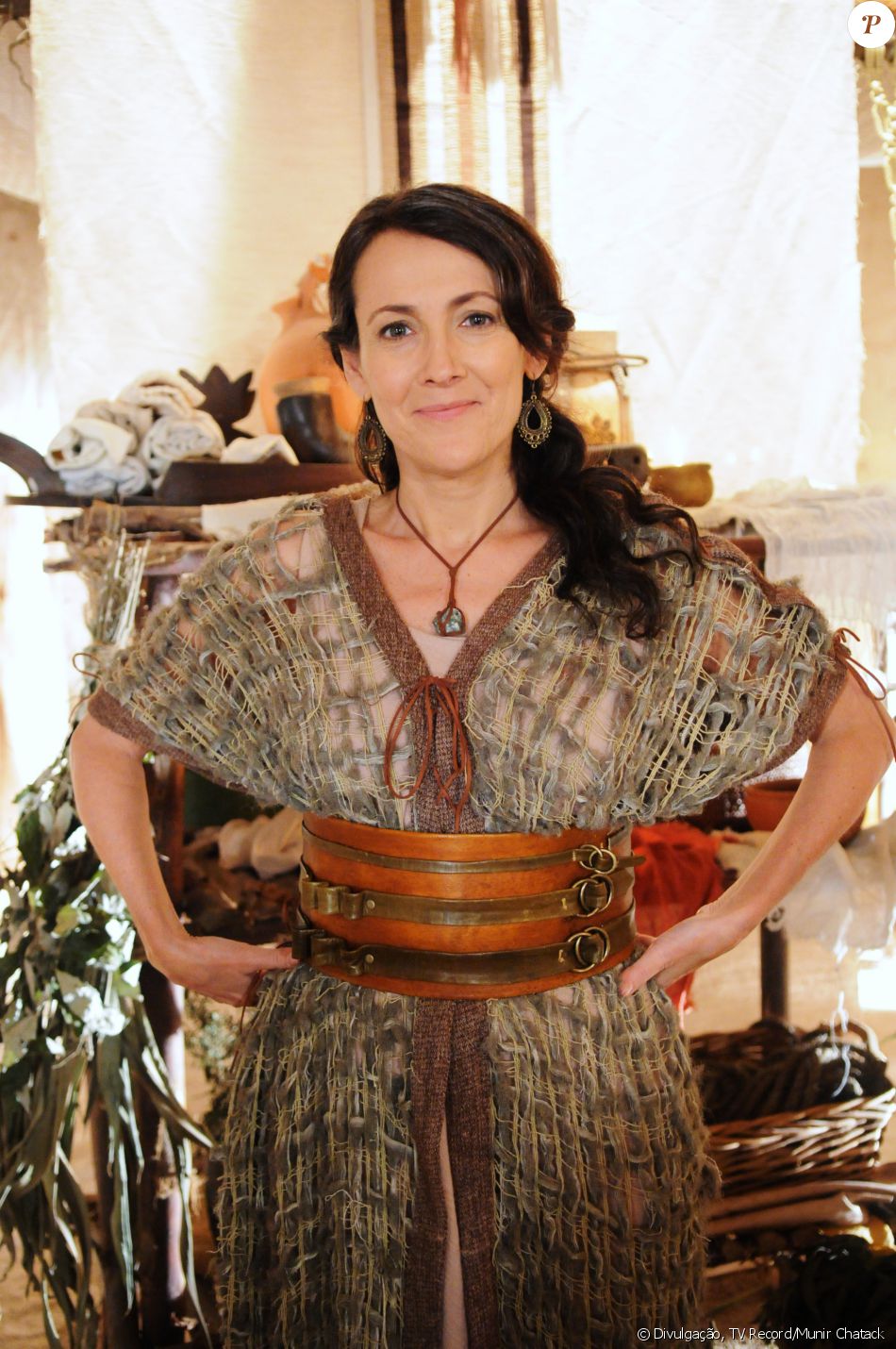 Darda (Ana Barroso) é a curandeira, na novela 'A Terra Prometida'