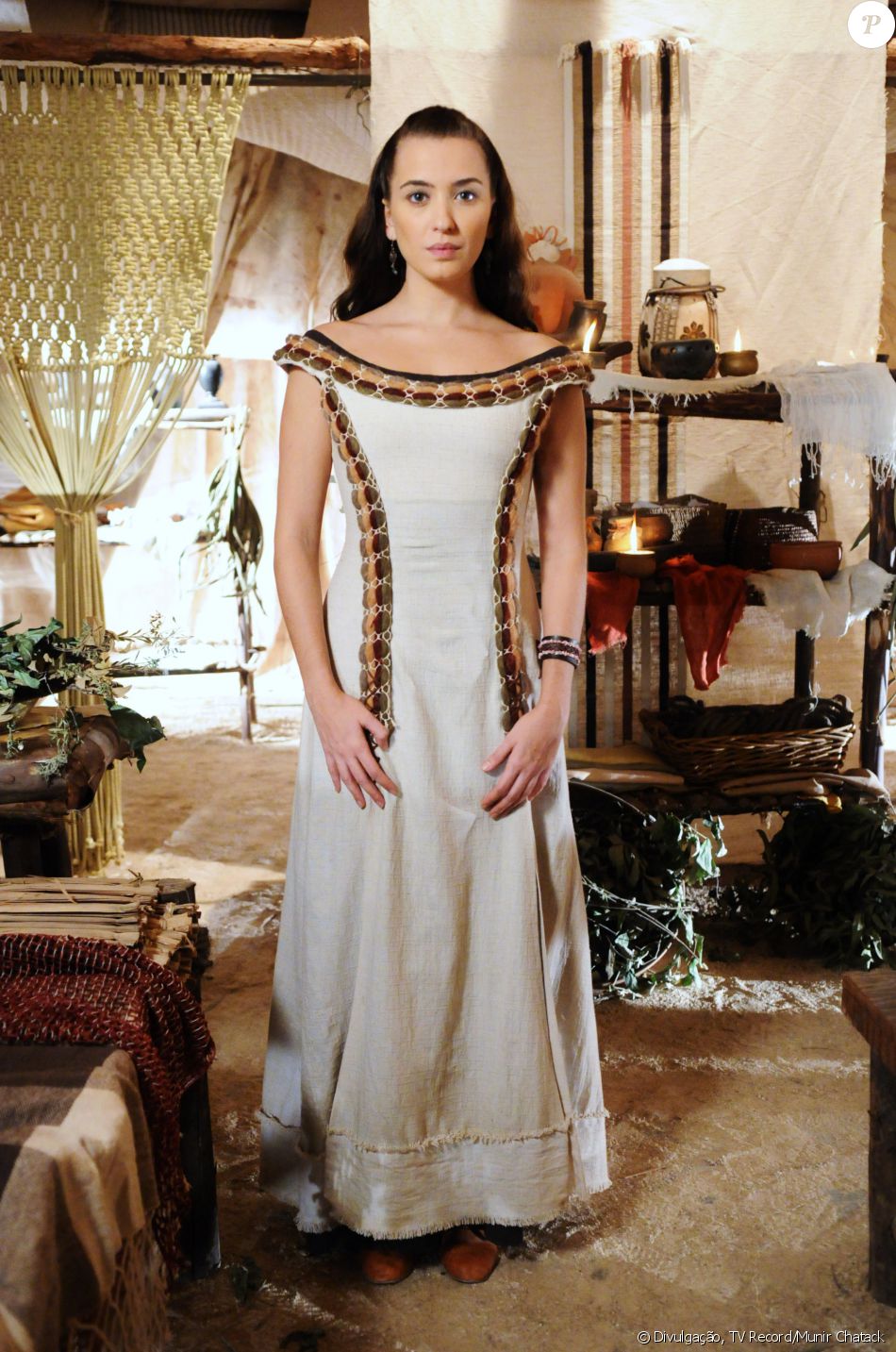 Chaia (Juliana Boller) é filha de Darda (Ana Barroso) e noiva de Zaqueu (Ricky Tavares), na novela 'A Terra Prometida'
