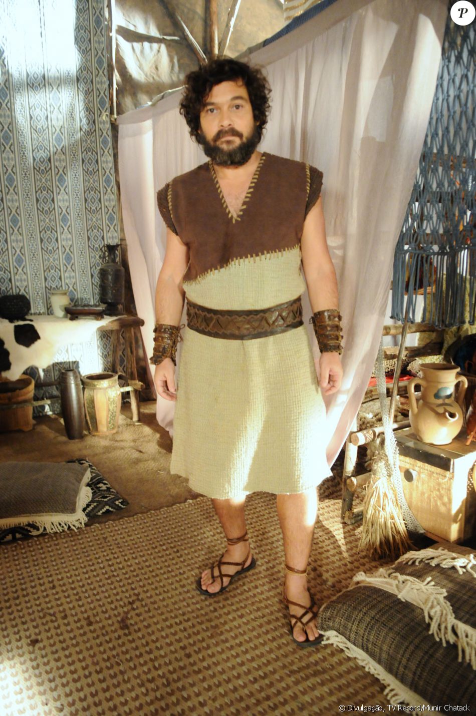 Elói (Claudio Gabriel) é totalmente fiel ao líder, Josué (Sidney Sampaio). Se separa da mulher, Ioná (Day Mesquita), ao longo da novela 'A Terra Prometida'
