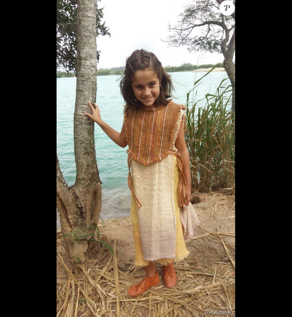 Lila (Myrella Victória) é criada pelo irmão, Salmon (Rafael Sardão), como se fosse filha dele, na novela 'A Terra Prometida'